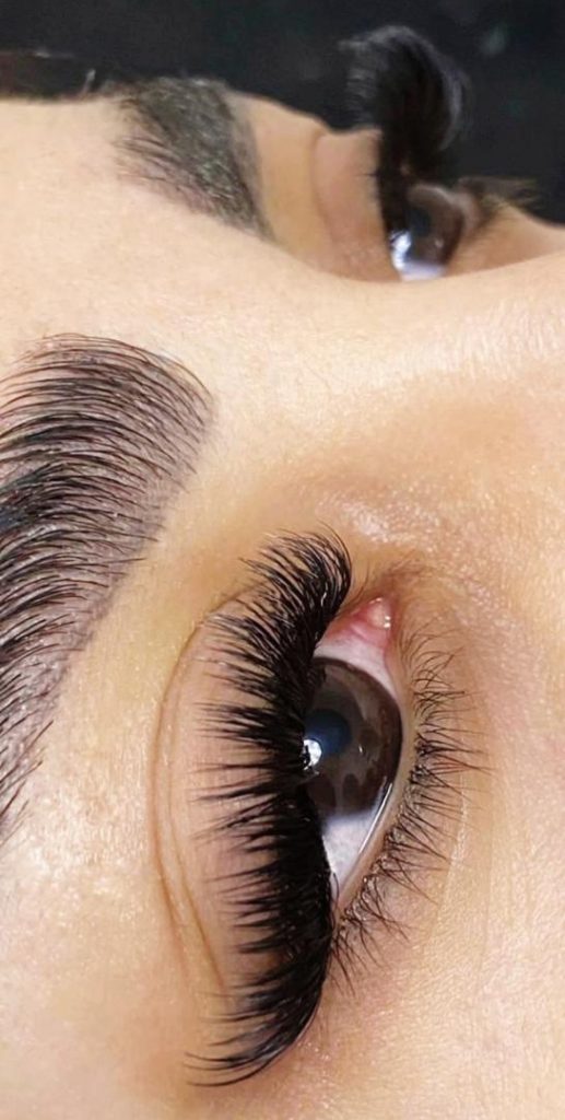 بهترین خدمات تخصصی کاشت و اکستنشن مژه تار به تار با ساناز در صادقیه