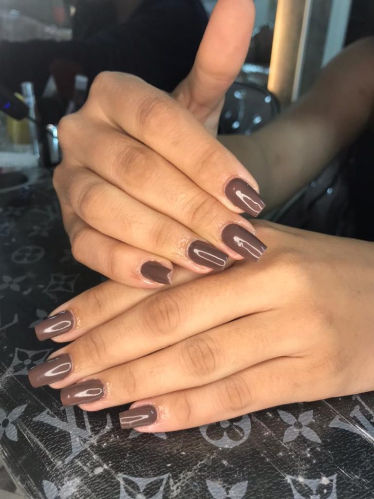 بهترین سالن زیبایی ارائه خدمات تخصصی و حرفه ای کاشت و ترمیم ناخن در صدرا
