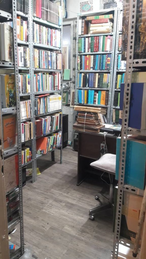 کتاب فروشی فومن – بهترین خریدار کتاب شخصی در تهران میدان انقلاب